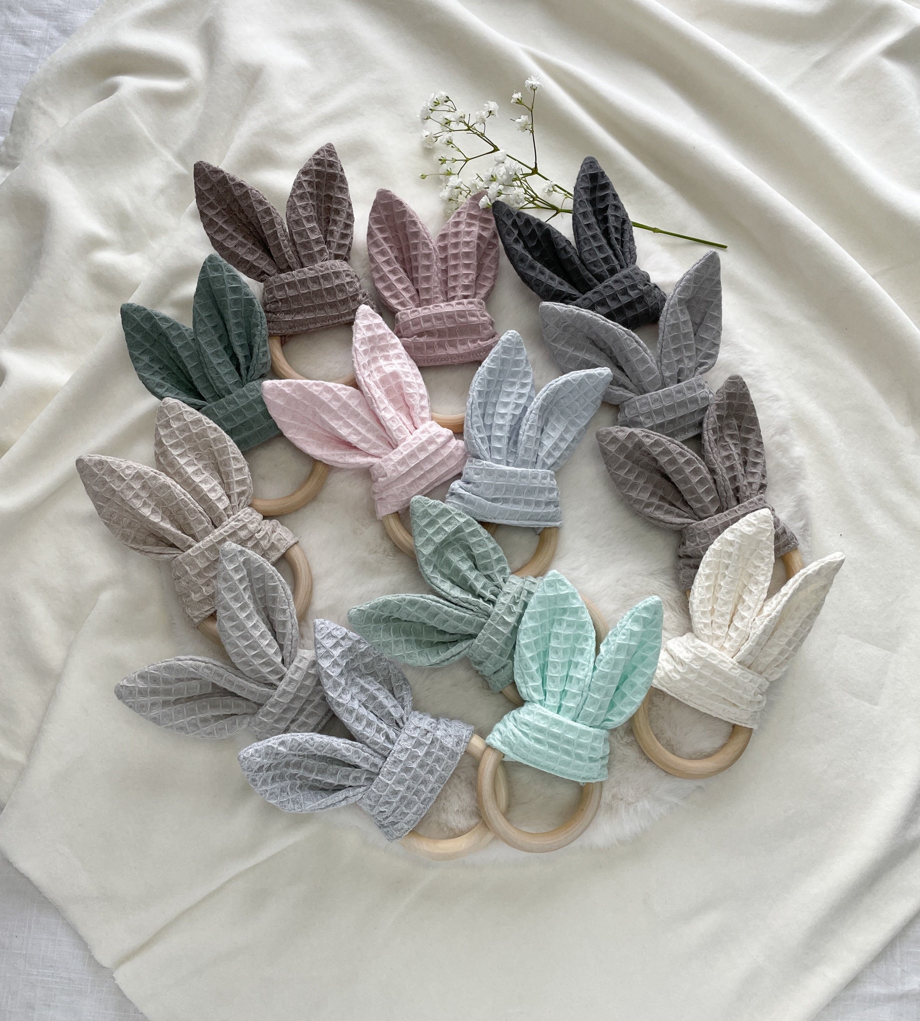 Greifring Hasenohren Hase Aus Stoff Greifling Geschenk Zur Geburt Taufe Geburtstag Holzring Baumwolle Waffelpique Junge Mädchen Neugeborene Greifring Hasenohren Hase Aus Stoff Greifling Geschenk Zur Geburt Taufe Geburtstag Holzring Baumwolle Waffelpique Junge Mädchen Neugeborene von Herzenszeug