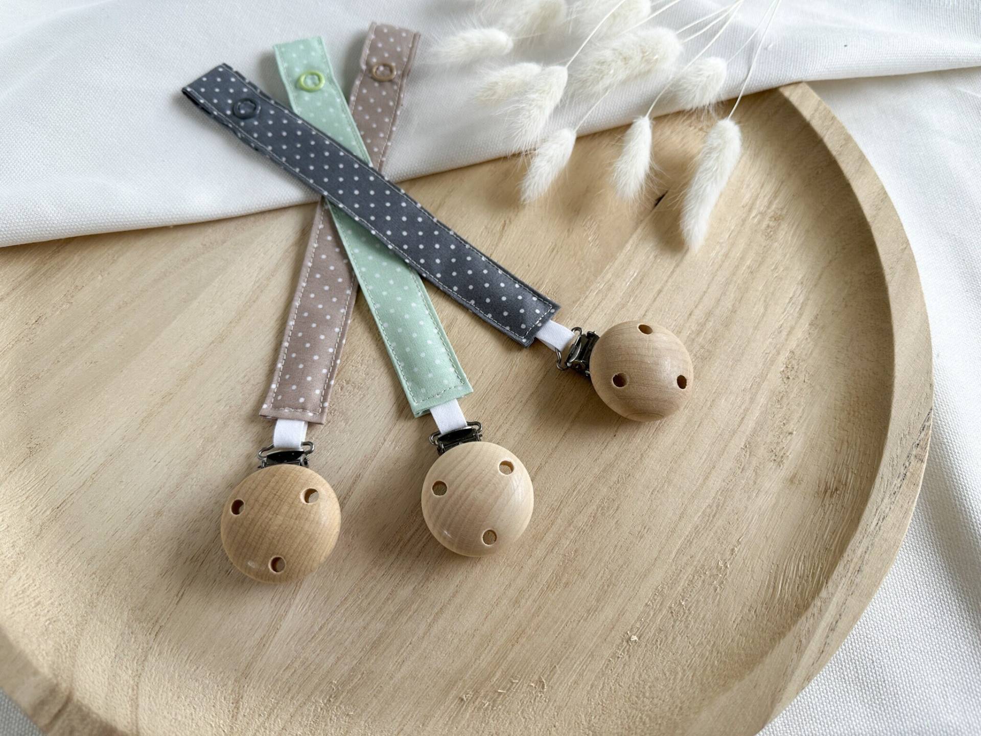 Schnullerband Schnullerkette Stoff Flexibel Geschenk Zur Geburt Taufe Geburtstag Holzclip Baumwolle Waffelpique Junge Mädchen Neugeborene Schnullerband Schnullerkette Stoff Flexibel Geschenk Zur Geburt Taufe Geburtstag Holzclip Baumwolle Waffelpique Junge Mädchen Neugeborene von Herzenszeug