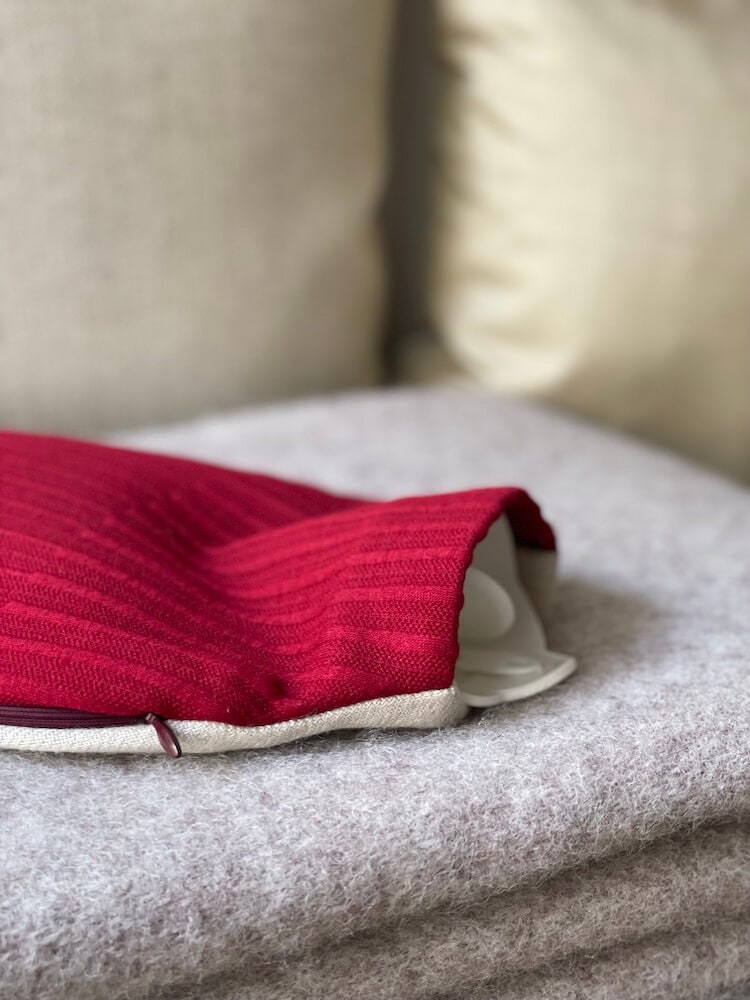 Weicher Wärmflaschenbezug Für Mama, Rote Baumwolle, Beige Wolle, Anschmiegsam 1, 8 Bis 2L Wärmflaschen, Schönes Design, Mit Reißverschluss Weicher Wärmflaschenbezug Für Mama, Rote Baumwolle, Beige Wolle, Anschmiegsam 1, 8 Bis 2L Wärmflaschen, Schönes Design, Mit Reißverschluss von HettiBerlin