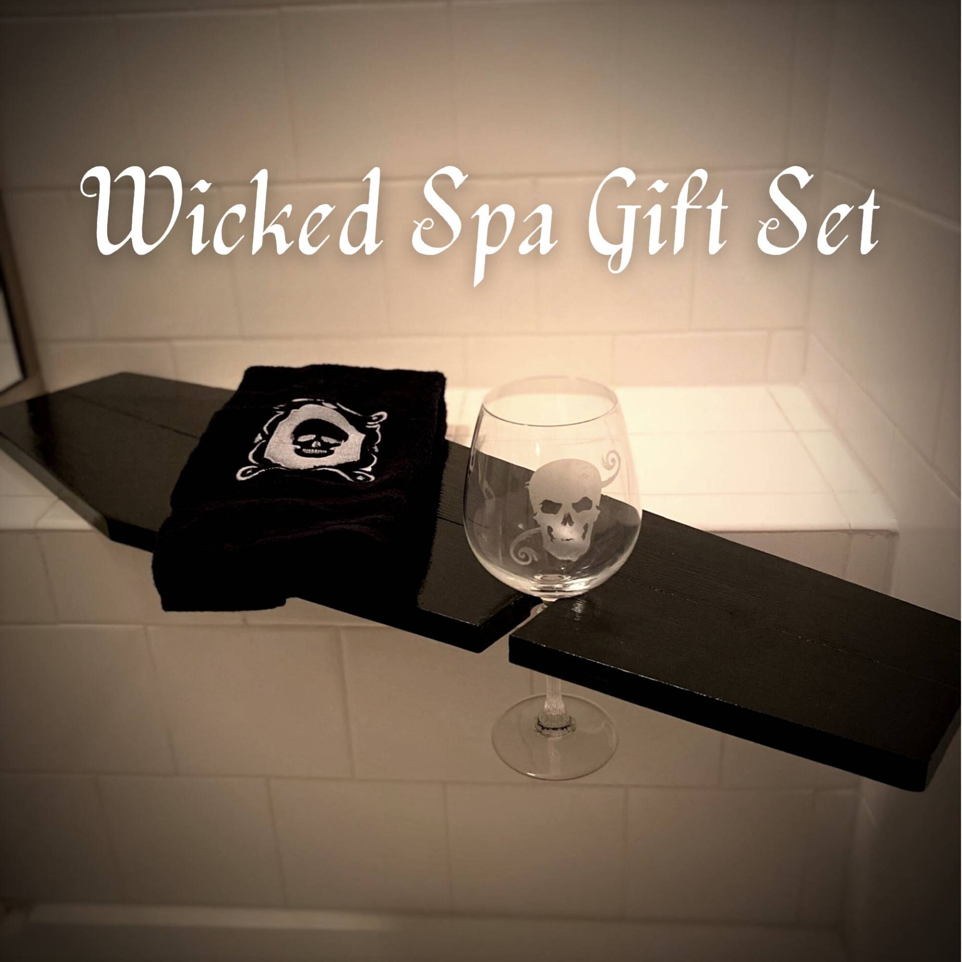 Wicked Spa Geschenkset - Badetablett Gothic Handtuch Weinglas Geätzt von High3Handcrafted