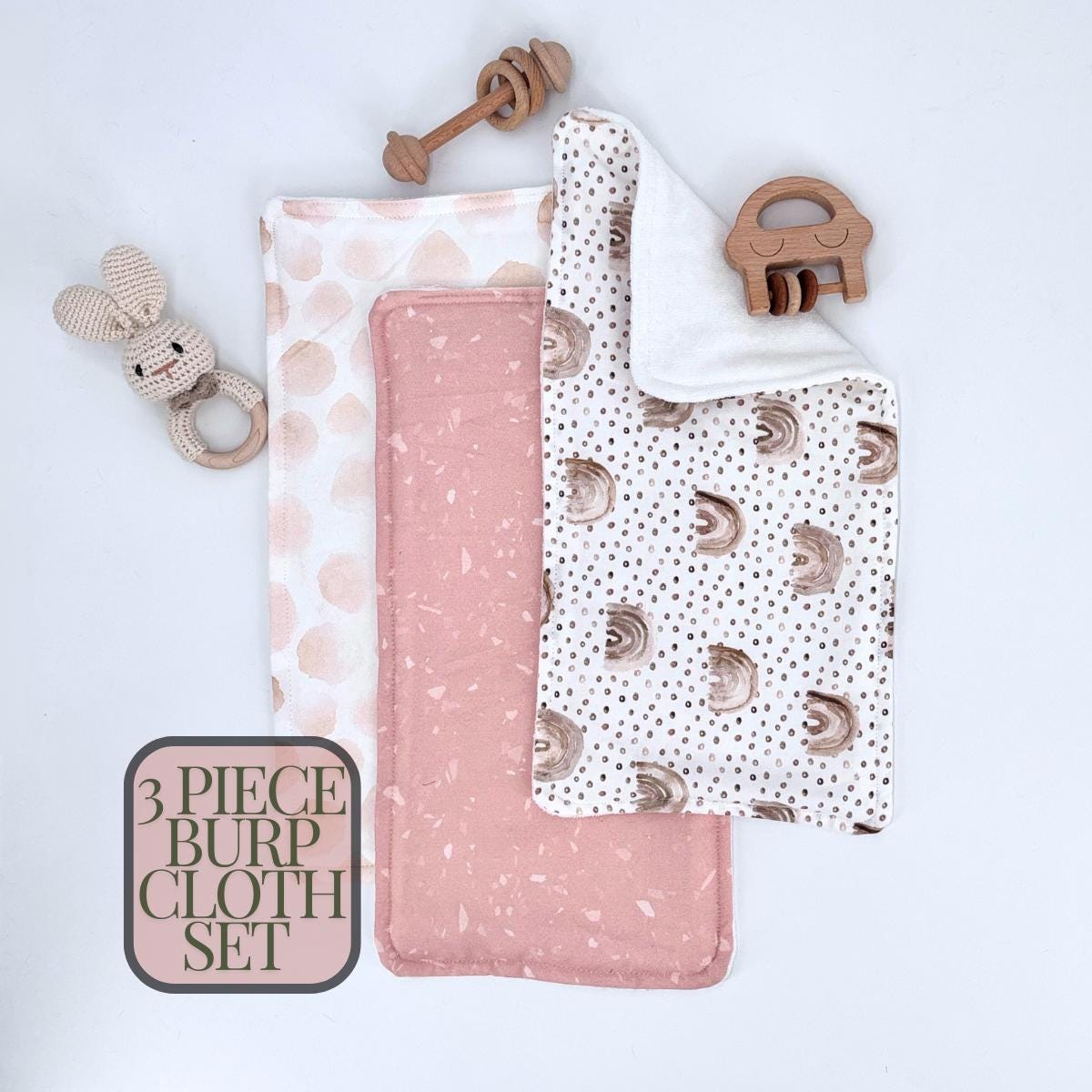 Baby Spucktuch Pink Set Neugeborenen Geschenk Polka Dot Baumwolltuch Velour Rückseite Säugling Bundle Duschgeschenk Nursery Pack White Design Mädchen Baby Spucktuch Pink Set Neugeborenen Geschenk Polka Dot Baumwolltuch Velour Rückseite Säugling Bundle Duschgeschenk Nursery Pack White Design Mädchen von HilltopBabyandMore