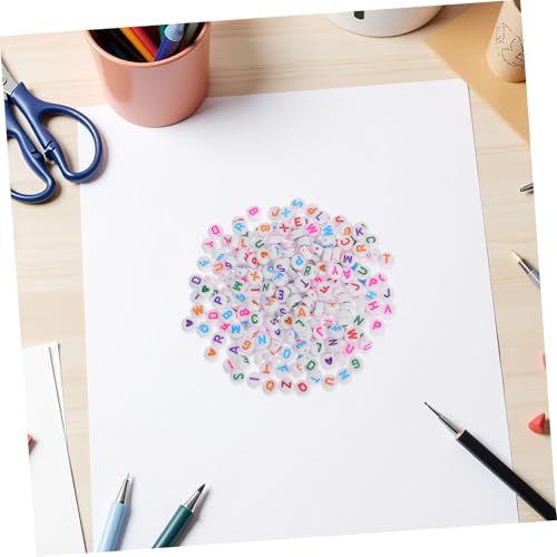 Housoutil 270 Stück Buchstabenperlen für Armbandherstellung Flache Runde Acryl Perlen mit Herz Design Vollständiges Alphabet DIY Schmuckzubehör für Halsketten Schlüsselanhänger von Housoutil