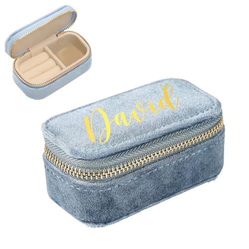 IBLUCTRY Personalisierte Mini-Schmuckschatulle aus Samt für Damen, individueller Namen, Reise-Schmuck-Organizer, tragbare Mini-Aufbewahrungsbox für Ringe, Halsketten, Ohrringe, Hochzeitsantrag IBLUCTRY Personalisierte Mini-Schmuckschatulle aus Samt für Damen, individueller Namen, Reise-Schmuck-Organizer, tragbare Mini-Aufbewahrungsbox für Ringe, Halsketten, Ohrringe, Hochzeitsantrag von IBLUCTRY