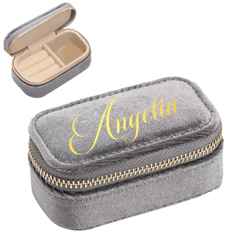 IBLUCTRY Personalisierte Mini-Schmuckschatulle aus Samt für Damen, individueller Namen, Reise-Schmuck-Organizer, tragbare Mini-Aufbewahrungsbox für Ringe, Halsketten, Ohrringe, Hochzeitsantrag IBLUCTRY Personalisierte Mini-Schmuckschatulle aus Samt für Damen, individueller Namen, Reise-Schmuck-Organizer, tragbare Mini-Aufbewahrungsbox für Ringe, Halsketten, Ohrringe, Hochzeitsantrag von IBLUCTRY