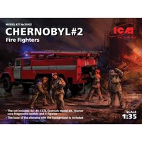 Chernobyl2. Fire Fighters (AC-40-137A firetruck & 4 figures & diorama base w. background) von ICM