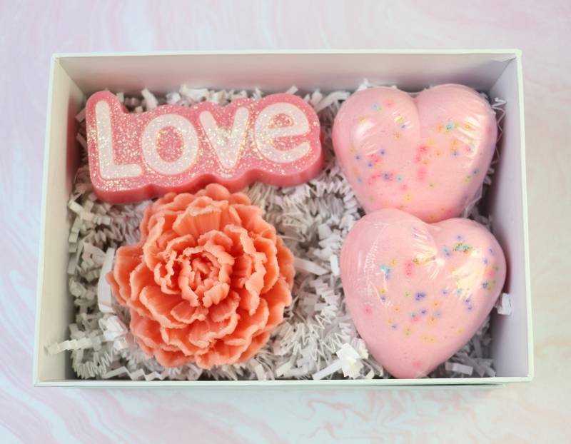 Handgemachtes Seifenset "Love Flower & Bath Bombs" von ICSoap