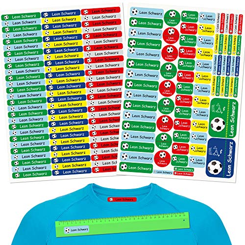 INDIGOS UG® Namensaufkleber Kinder - Set - 160 Stück - Fußball - zum Bügeln und Gegenstände - 80 Bügeletiketten für Kleidung + 80 Aufkleber - Schule Kita Stifte Tassen Lineale individuell von INDIGOS UG