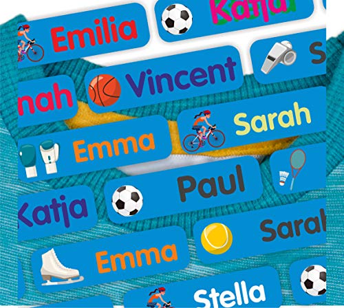 Indigos UG - Namensschilder für Kleidung zum aufbügeln - 35-105 Sticker - 35x10mm - Sport - hellblau - Namensaufkleber Kinder Kleidung - Bügeletiketten für Textilien - Aufkleber selbst gestalten Indigos UG - Namensschilder für Kleidung zum aufbügeln - 35-105 Sticker - 35x10mm - Sport - hellblau - Namensaufkleber Kinder Kleidung - Bügeletiketten für Textilien - Aufkleber selbst gestalten von INDIGOS UG