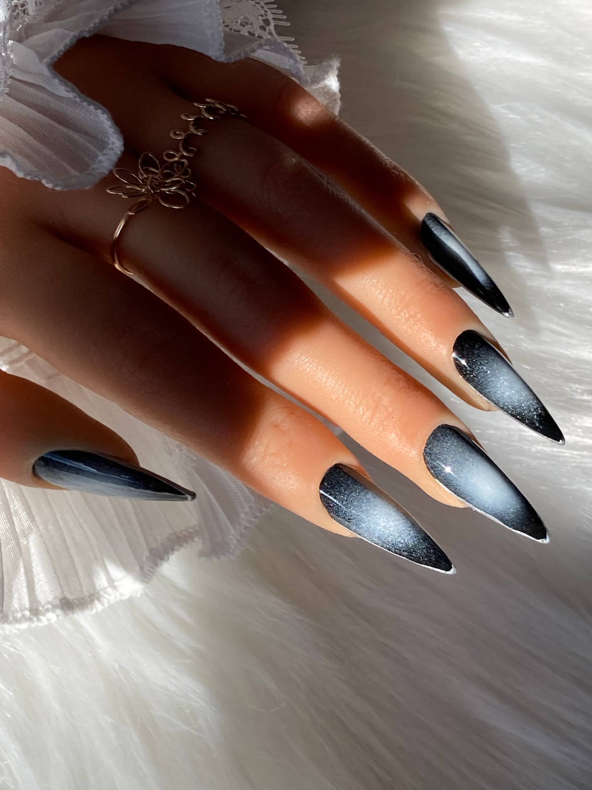 Mittlere Stiletto Aurora Nägel, Schwarze Und Weiße Silbernägel, Cyberpunk 10 Stück Mittlere Stiletto Aurora Nägel, Schwarze Und Weiße Silbernägel, Cyberpunk 10 Stück von IconicNailArt