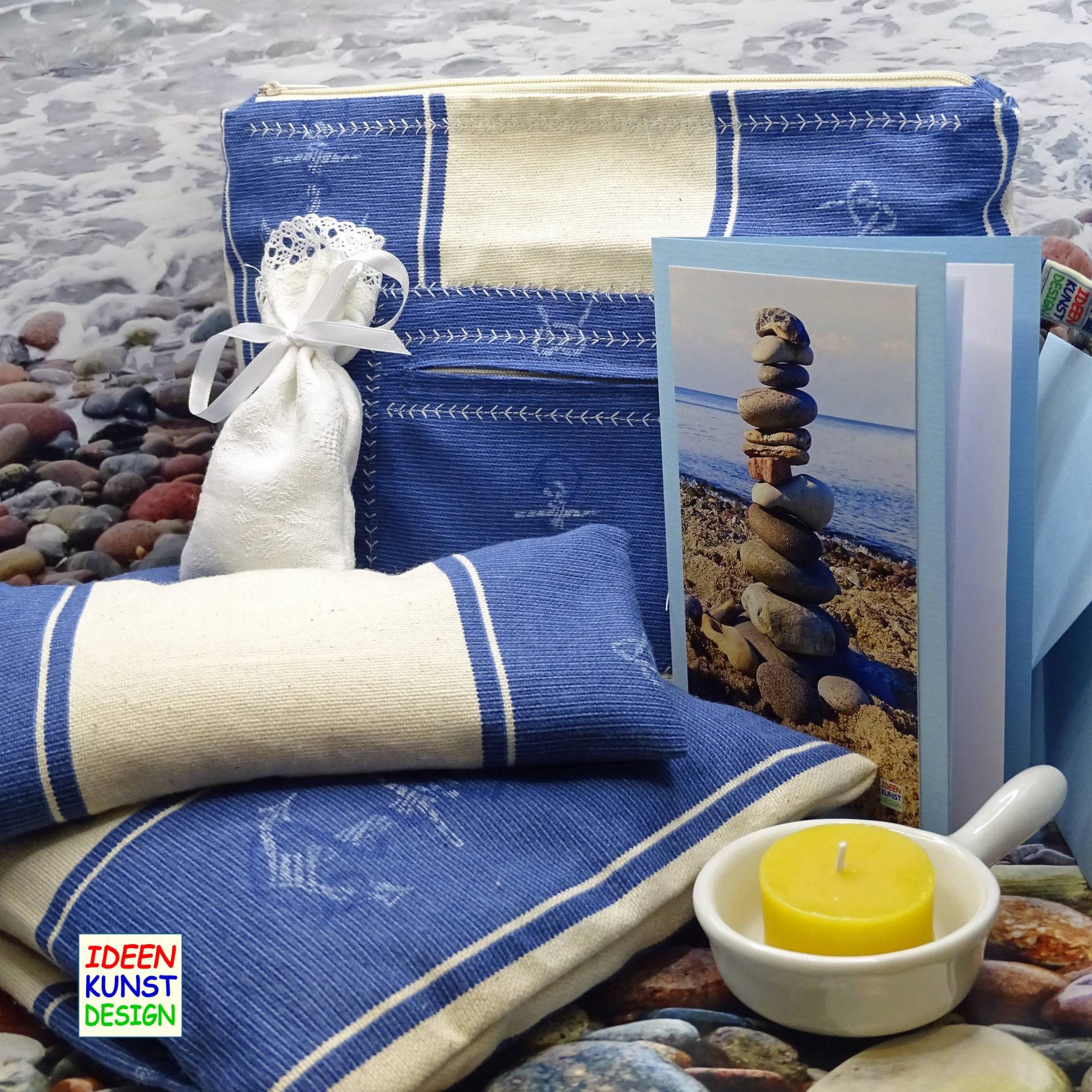 Große Kosmetiktasche Mit Füllung Für Yoga Wellness Urlaub Als Geschenk Set Grußkarte Und Kerze, Dinkelkissen, Augenkissen, Lavendel Kissen Große Kosmetiktasche Mit Füllung Für Yoga Wellness Urlaub Als Geschenk Set Grußkarte Und Kerze, Dinkelkissen, Augenkissen, Lavendel Kissen von IdeenKunstDesign