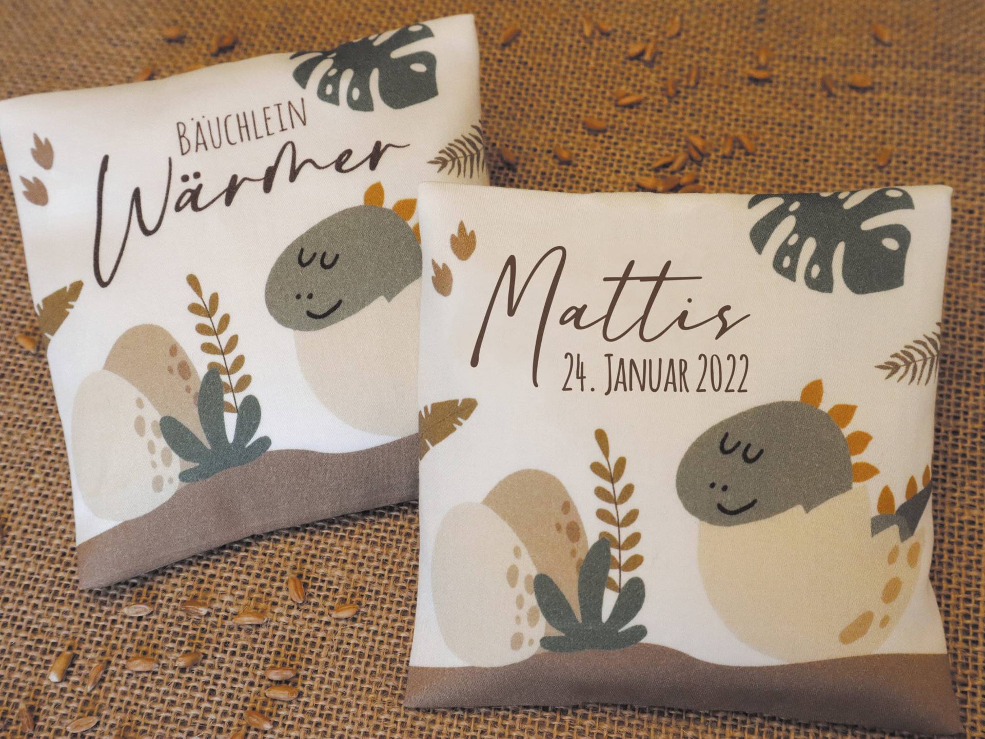 Körnerkissen Baby Personalisiert| Geschenk Zur Geburt Mit Namen & Geburtsdatum | Wärmekissen Dinkelkissen Rapskissen Dino Körnerkissen Baby Personalisiert| Geschenk Zur Geburt Mit Namen & Geburtsdatum | Wärmekissen Dinkelkissen Rapskissen Dino von Ideeschmiede