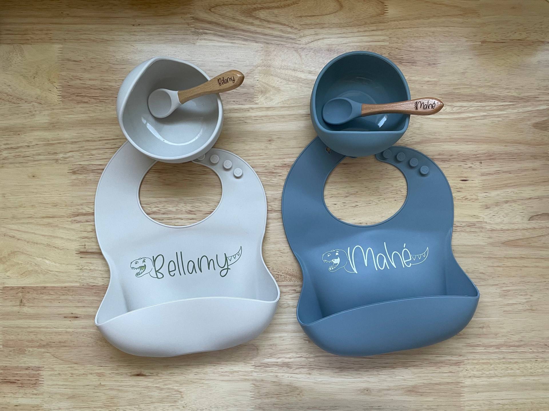 Dinosaurier Personalisiertes Namens-Baby-Futter-Set - Silikon-Lätzchen, Schale, Löffel-Baby-Geschenk - Geschenk Für Baby Jungen Und Mädchen Dinosaurier Personalisiertes Namens-Baby-Futter-Set - Silikon-Lätzchen, Schale, Löffel-Baby-Geschenk - Geschenk Für Baby Jungen Und Mädchen von InkValleyDesigns