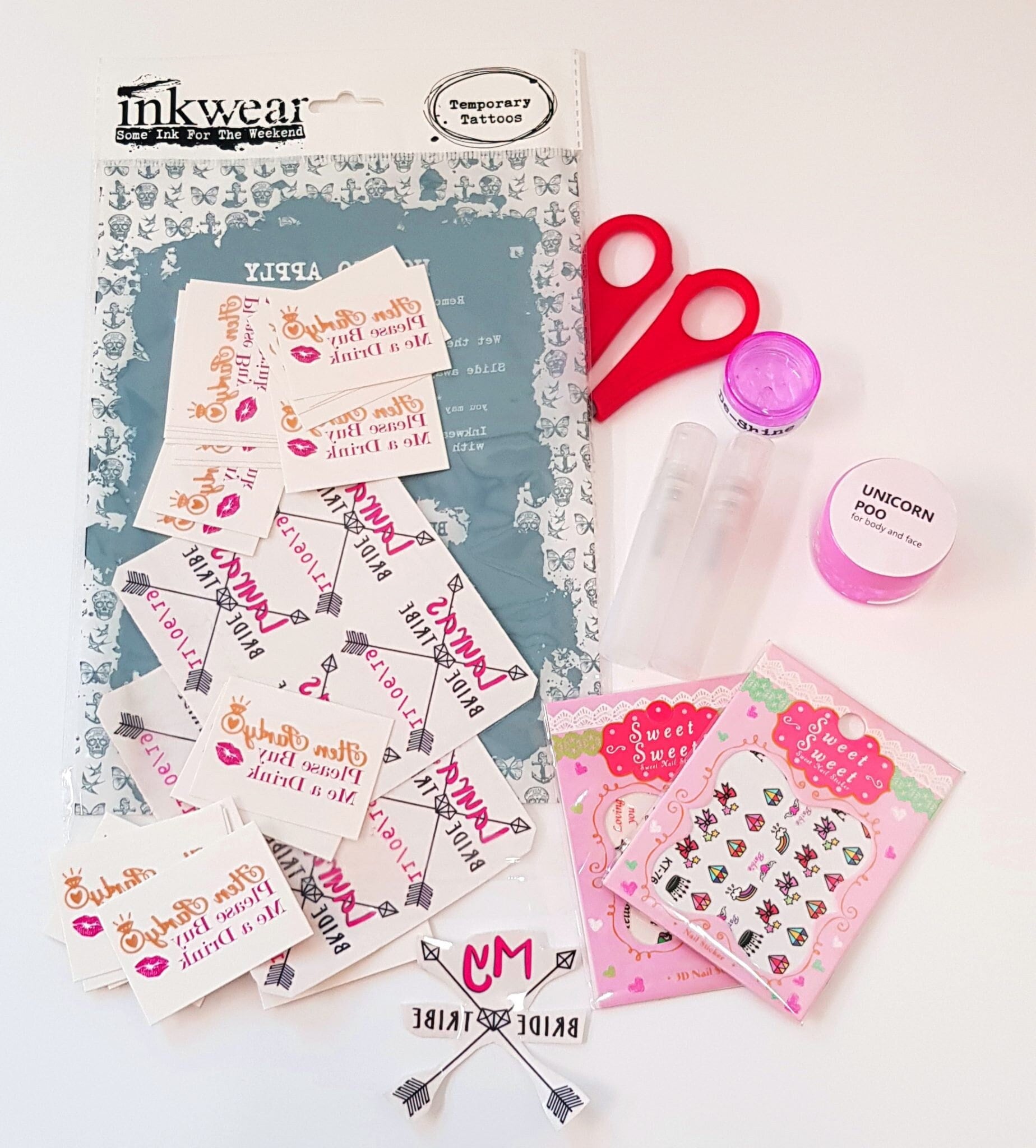 24+ Benutzerdefinierte Braut Stamm Hen Party Temporäre Tattoos Party Bag Handgelenk Und Arm - Fügen Sie Den Gewünschten Bachelorette Namen 24+ Benutzerdefinierte Braut Stamm Hen Party Temporäre Tattoos Party Bag Handgelenk Und Arm - Fügen Sie Den Gewünschten Bachelorette Namen von Inkweartattoos