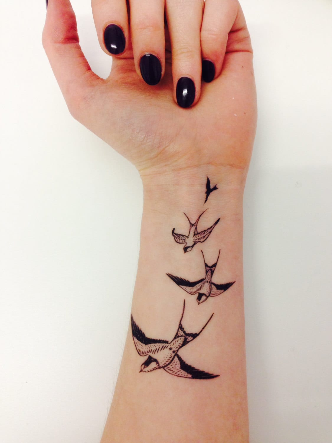 Swooping Schwalben Temporäres Tattoo | 3 Exemplare 4, 5 X 3" Premium-Qualität Gestanzter Transfer & Hautsicher Swooping Schwalben Temporäres Tattoo | 3 Exemplare 4, 5 X 3" Premium-Qualität Gestanzter Transfer & Hautsicher von Inkweartattoos