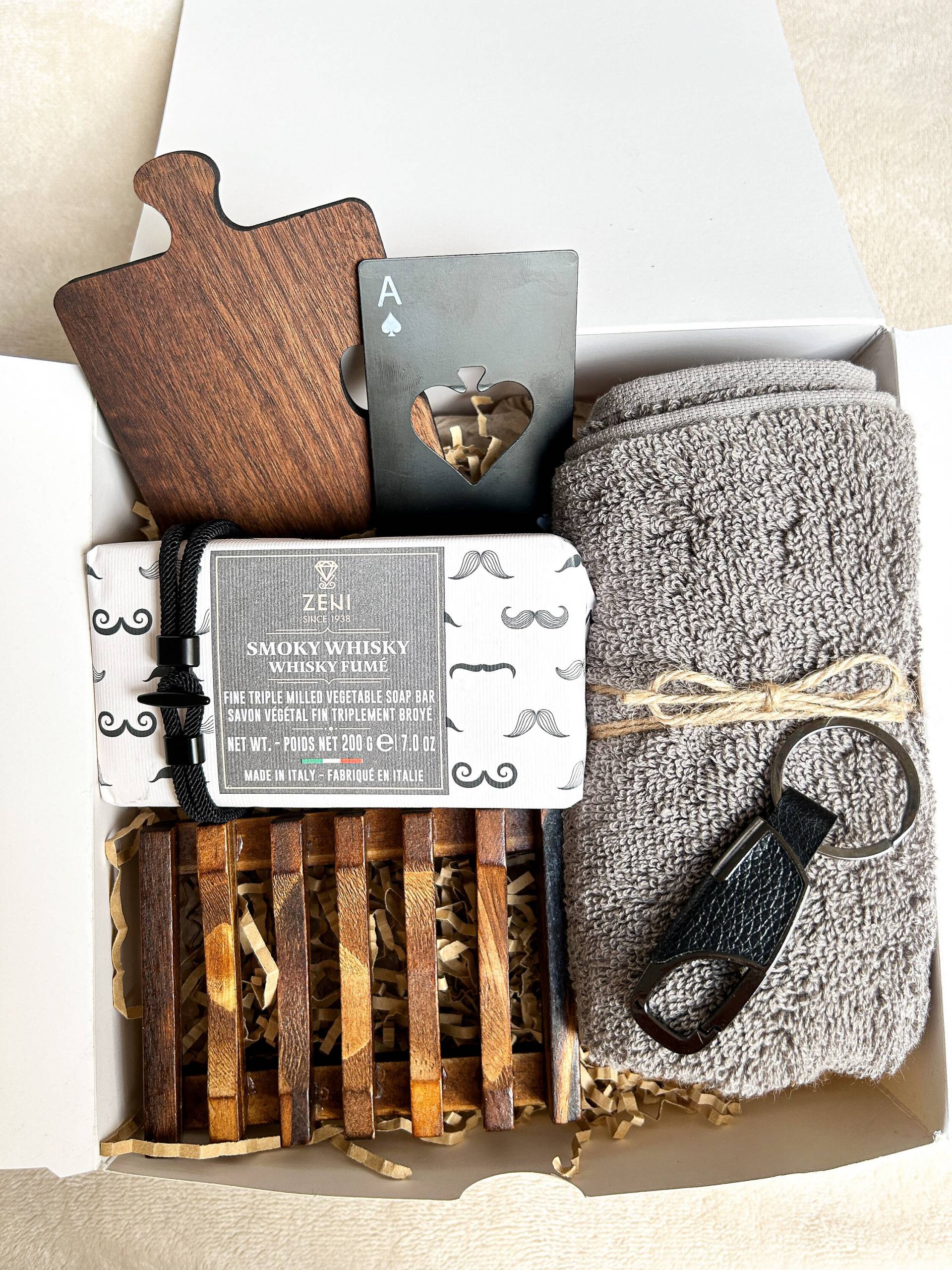 Geschenkbox Für Männer Und Jungs Mit Seife, Armband Geschenkidee Mann, Sohn, Freund, Papa Geburtstag Geschenkset, Weihnachtsgeschenk Geschenkbox Für Männer Und Jungs Mit Seife, Armband Geschenkidee Mann, Sohn, Freund, Papa Geburtstag Geschenkset, Weihnachtsgeschenk von InnaPresent