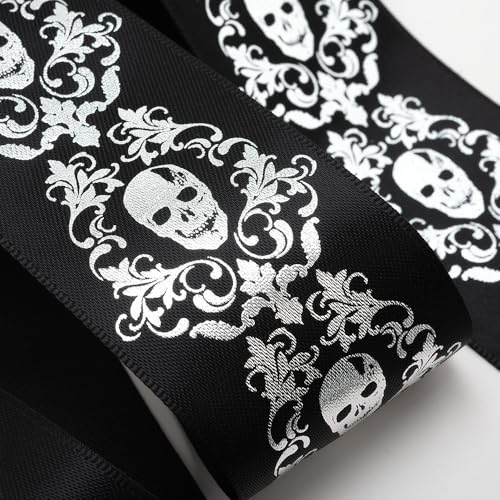 Italian Options Halloween-Band, Silberfolie, Totenkopf-Köpfe, 38 mm x 5 m, schwarzer Satin Italian Options Halloween-Band, Silberfolie, Totenkopf-Köpfe, 38 mm x 5 m, schwarzer Satin von Italian Options