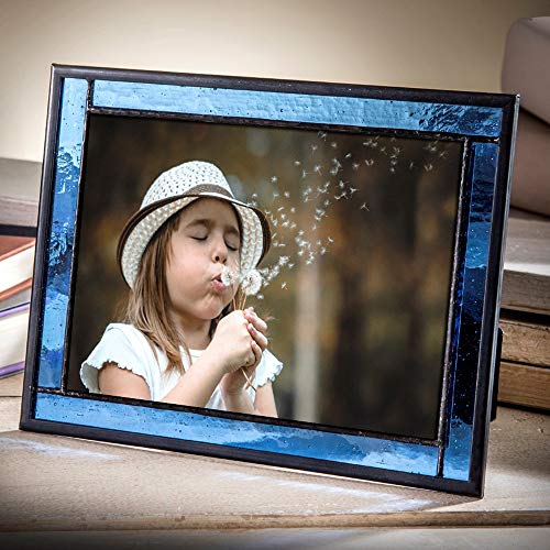 Blauer Bilderrahmen mit Buntglas-Staffelei auf der Rückseite, 12,7 x 17,8 cm, Fotodisplay, horizontal, vertikal, Heimdekoration, Abschlussgeschenk, für Damen oder Herren, Familienurlaub, Bild 324-57HV Blauer Bilderrahmen mit Buntglas-Staffelei auf der Rückseite, 12,7 x 17,8 cm, Fotodisplay, horizontal, vertikal, Heimdekoration, Abschlussgeschenk, für Damen oder Herren, Familienurlaub, Bild 324-57HV von J Devlin Glass Art