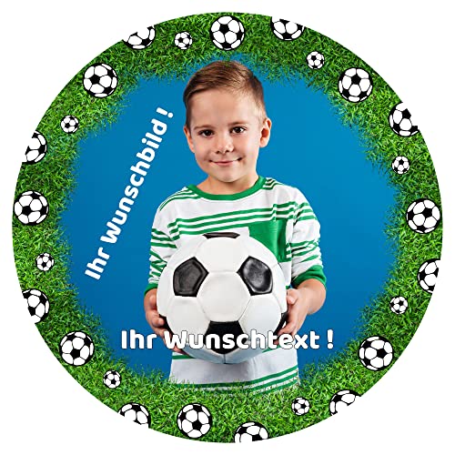 J&M DECO Personalisiert Tortenaufleger Fußballfeld – essbares Tortenbild mit Foto & Wunschtext – Ø 20 cm Fussball Tortendeko aus Zuckerpapier – individuelle Kuchendekoration für Fußball Geburtstag von J&M DECO