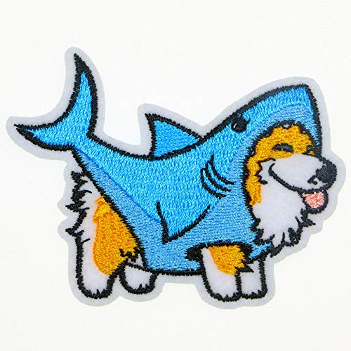 JPT,Ein Hund trägt einen blauen Hai-Kostüm, Reisen, Meer, Ozean, Strand, niedliche Cartoon-Applikation, bestickt, zum Aufbügeln/Aufnähen, niedliches Logo-Patch auf Weste, Jeans, Kleidungstasche von JPT
