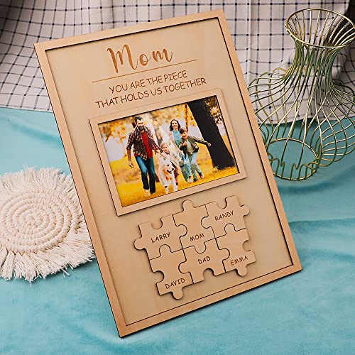Muttertag Geschenk für Mama, personalisierte Mama Sie sind das Stück, das uns zusammenhält Puzzle-Zeichen, personalisierte Familie hölzerne Plaque Bilderrahmen für Mama von Tochter Muttertag Geschenk für Mama, personalisierte Mama Sie sind das Stück, das uns zusammenhält Puzzle-Zeichen, personalisierte Familie hölzerne Plaque Bilderrahmen für Mama von Tochter von Jacklin F