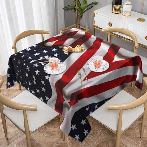 JaoXer Quadratische Tischdecke mit amerikanischer Flagge, perfekt für drinnen und draußen, Esstisch, Couchtisch und Bürokonferenzen JaoXer Quadratische Tischdecke mit amerikanischer Flagge, perfekt für drinnen und draußen, Esstisch, Couchtisch und Bürokonferenzen von JaoXer