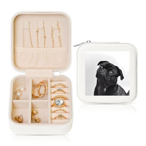 Weiße quadratische Leder-Schmuckschatulle – tragbare süße schwarze Mops-Hunde-Aufdruck-Aufbewahrung für Frauen, ideales Geburtstags- und Valentinstagsgeschenk Weiße quadratische Leder-Schmuckschatulle – tragbare süße schwarze Mops-Hunde-Aufdruck-Aufbewahrung für Frauen, ideales Geburtstags- und Valentinstagsgeschenk von JaoXer