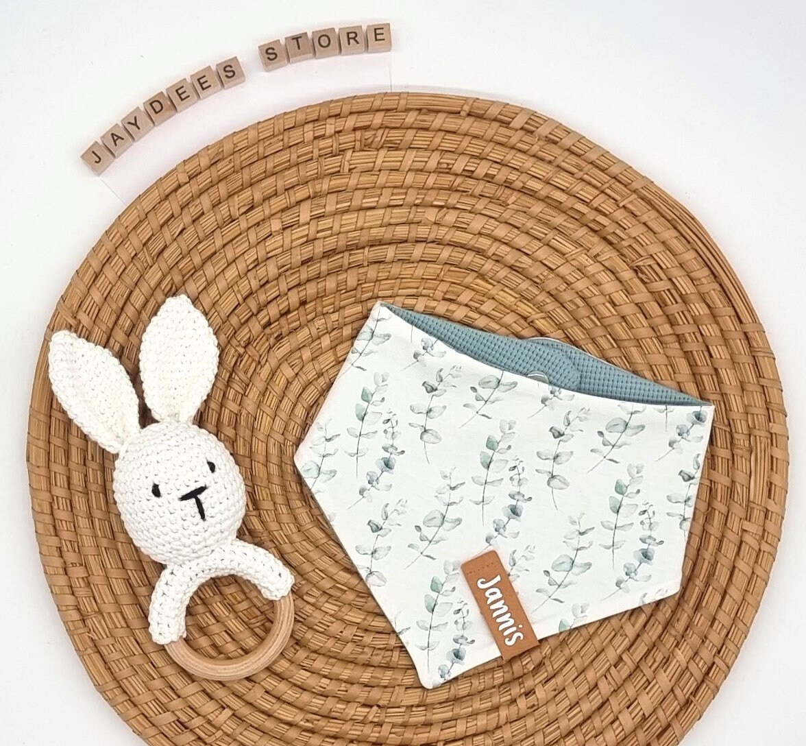 Baby Wende-Halstuch "Eukaylptus Weiß-Grün" Jersey, Waffelstrick, Dreiecktuch, Lätzchen, Spucktuch, Sabberlätzchen, Sabbertuch, Halstuch Mit Namen Baby Wende-Halstuch "Eukaylptus Weiß-Grün" Jersey, Waffelstrick, Dreiecktuch, Lätzchen, Spucktuch, Sabberlätzchen, Sabbertuch, Halstuch Mit Namen von JayDeesStore