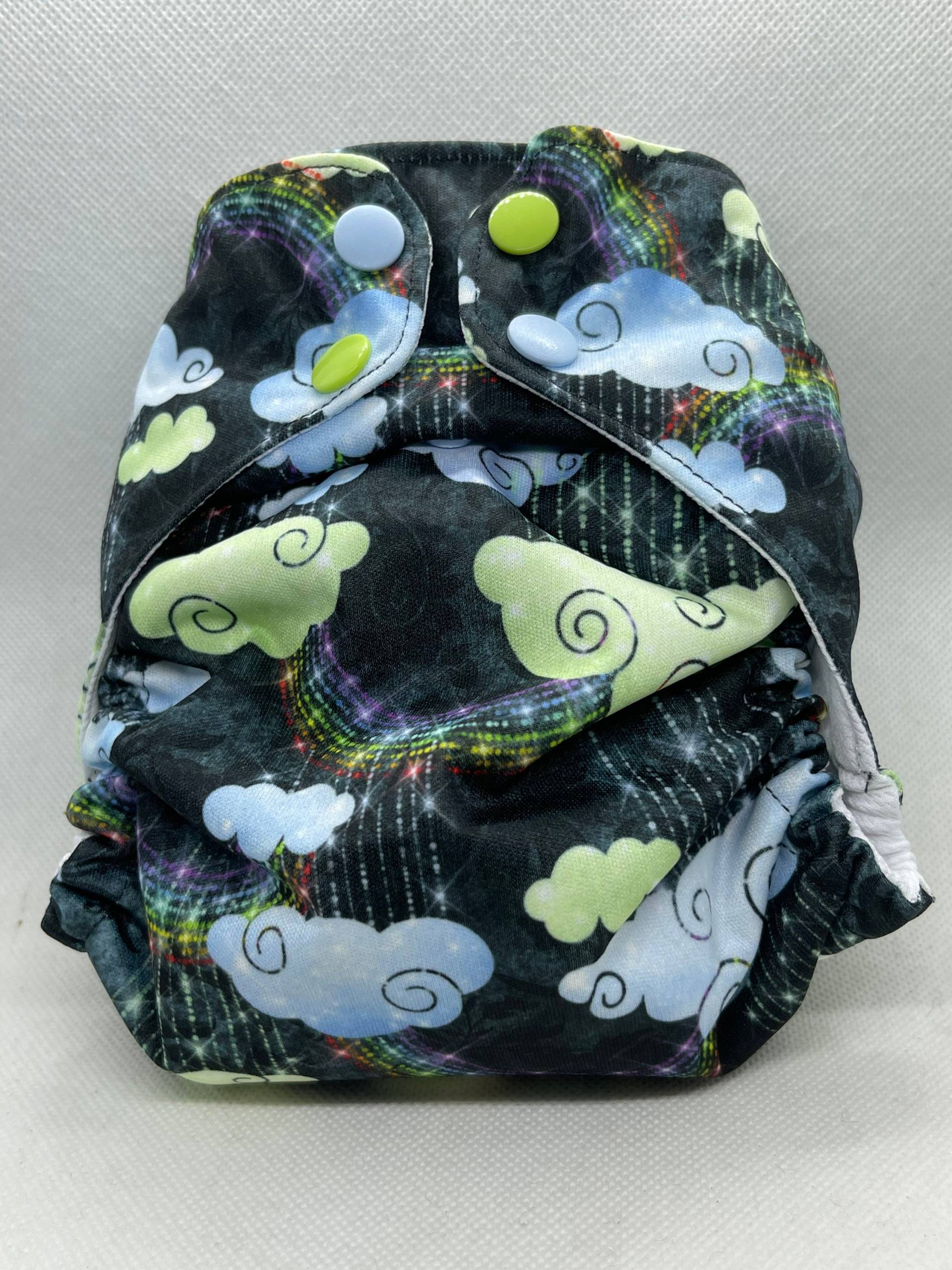Regenwolken Und Regenbogen Wiederverwendbare Schwimmwindel Oder Einheitsgröße Passt Für Die Meisten Stofftasche Windel/Tuch Windel/Schwimmer Regenwolken Und Regenbogen Wiederverwendbare Schwimmwindel Oder Einheitsgröße Passt Für Die Meisten Stofftasche Windel/Tuch Windel/Schwimmer von JaydieBugandB