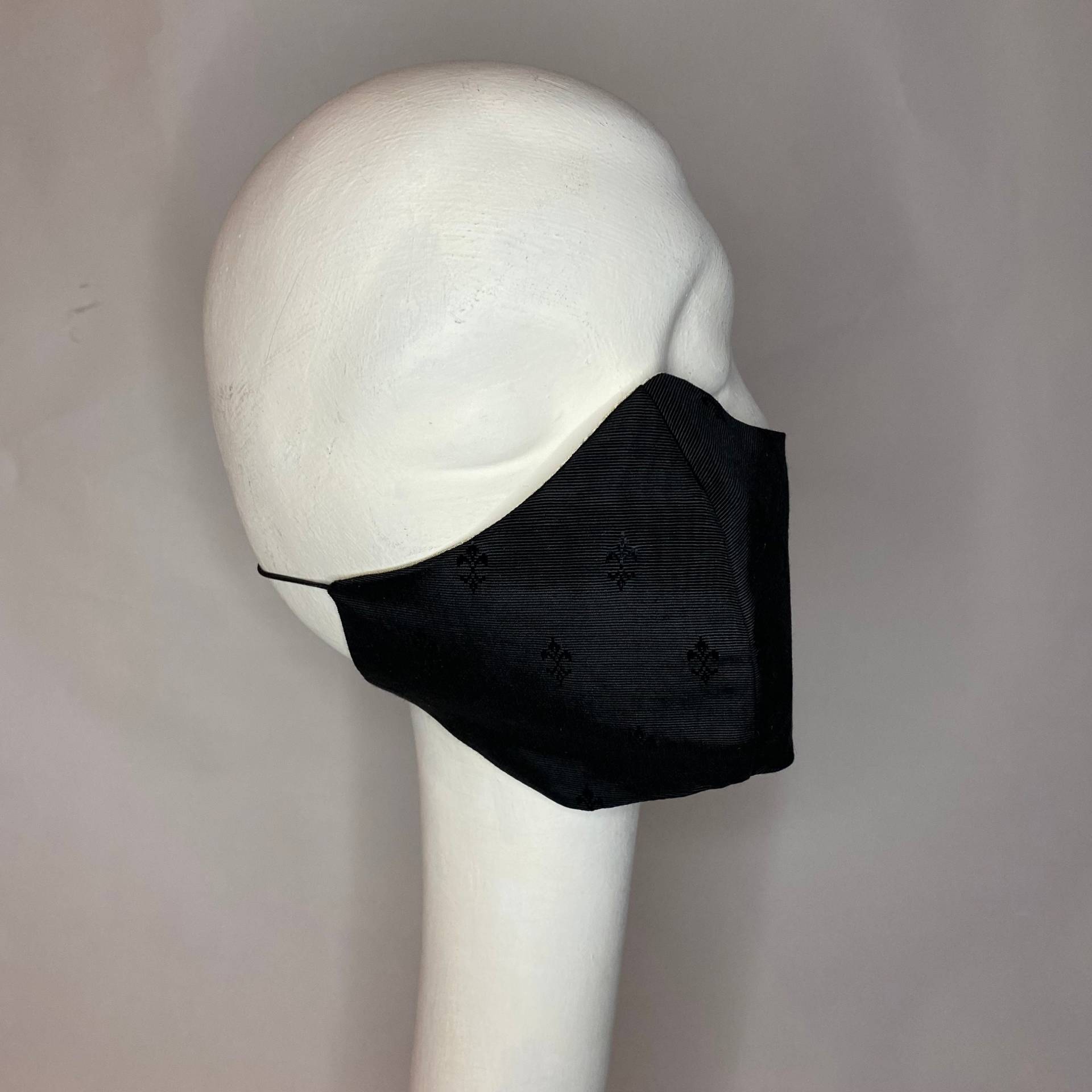 Seide Gefüttert Dreilagige Handgemachte Maske Seide Gefüttert Dreilagige Handgemachte Maske von JojoHatsLondon