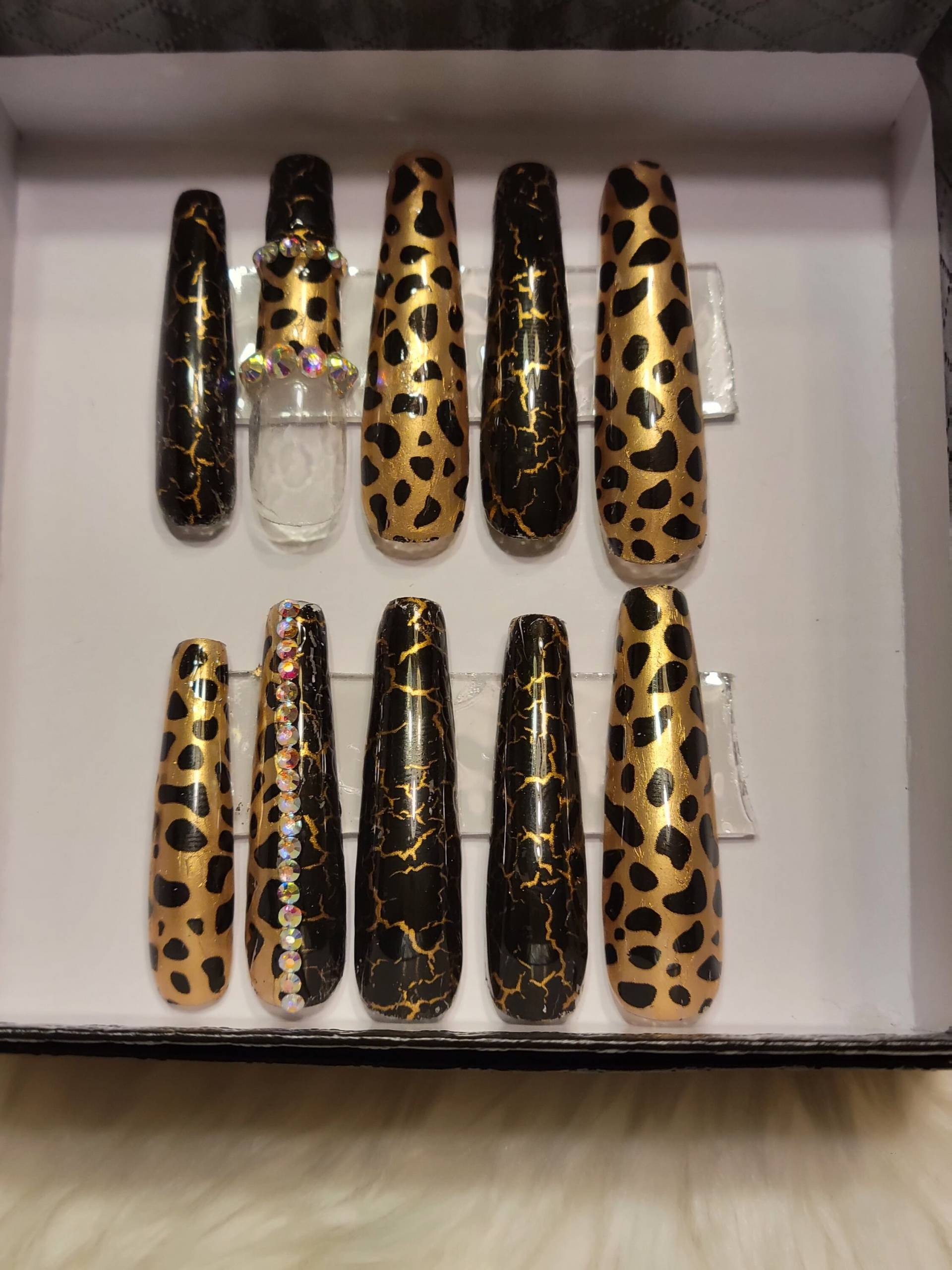 Schwarz Und Gold Animal Print Nägel von JunkNailsLLC