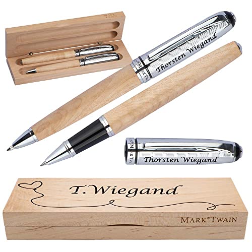 Juwelier Schönschmied Holz-Schreibset | Kugelschreiber & Rollerball mit Gravur | Großraummine Blau | Holzbox mit Ständer | Festtags-Thema Juwelier Schönschmied Holz-Schreibset | Kugelschreiber & Rollerball mit Gravur | Großraummine Blau | Holzbox mit Ständer | Festtags-Thema von Juwelier Schönschmied