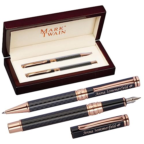 Mark Twain Schreibset in Holzetui mit Gravur | Drehkugelschreiber Füllfederhalter mit Wunschgravur | Carbonoptik | edlen hochwertigen Holzbox | Geschenk Geburtstag | Abschluss | Prüfung Mark Twain Schreibset in Holzetui mit Gravur | Drehkugelschreiber Füllfederhalter mit Wunschgravur | Carbonoptik | edlen hochwertigen Holzbox | Geschenk Geburtstag | Abschluss | Prüfung von Juwelier Schönschmied
