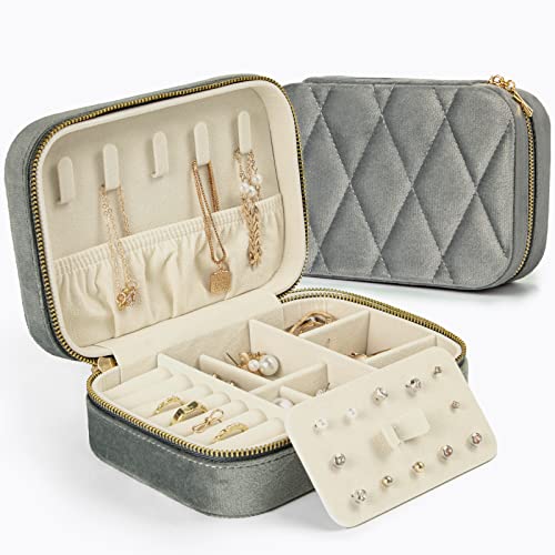 KAMIER Kleine Schmuckkästchen für Damen, Reise Schmuckbox Samt Schmuckschatulle für Ohrringe, Ringe, Halsketten, niedliche Schmucketui Reise für Frauen, Männer, Mädchen, Grau KAMIER Kleine Schmuckkästchen für Damen, Reise Schmuckbox Samt Schmuckschatulle für Ohrringe, Ringe, Halsketten, niedliche Schmucketui Reise für Frauen, Männer, Mädchen, Grau von KAMIER