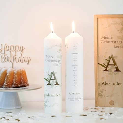 Geburtstagskerze Buchstabe Eukalyptus, Geburtskerze personalisiert, Geburtstagskerze mit Geburtstagsskala, 1.-18. Geburtstag, Geschenk zum Geburtstag, Kerze Geburtstag, Lebenskerze Geburtstagskerze Buchstabe Eukalyptus, Geburtskerze personalisiert, Geburtstagskerze mit Geburtstagsskala, 1.-18. Geburtstag, Geschenk zum Geburtstag, Kerze Geburtstag, Lebenskerze von KIDSLINO