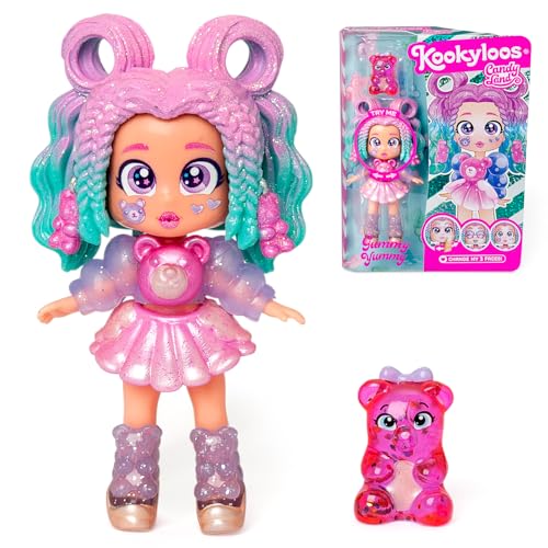 KOOKYLOOS Candy Land Series Gummy Yummy - Sammelpuppe aus der Serie Candy Land, Inhalt: 1 Puppe, Kleidung und Schuhset,Accessoire und Tier,1 Puppe hat 3 Verschiedene Brusies! KOOKYLOOS Candy Land Series Gummy Yummy - Sammelpuppe aus der Serie Candy Land, Inhalt: 1 Puppe, Kleidung und Schuhset,Accessoire und Tier,1 Puppe hat 3 Verschiedene Brusies! von KOOKYLOOS