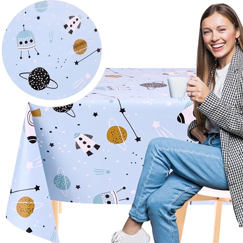 KP HOME Blaue PVC Tischdecke Abwischbar – Rechteckige Wachstischdecke für Kinder 200 x 140 cm – wasserdichte Kunststoff-Tischdecke mit Raketen-Weltraum-Motiv für drinnen – Vinyl-Wachstuch für Kinder KP HOME Blaue PVC Tischdecke Abwischbar – Rechteckige Wachstischdecke für Kinder 200 x 140 cm – wasserdichte Kunststoff-Tischdecke mit Raketen-Weltraum-Motiv für drinnen – Vinyl-Wachstuch für Kinder von KP HOME