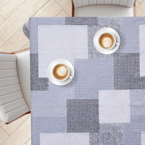 KP HOME Blaue PVC-Tischdecke Abwischbar Mit Strukturierter Grauer Patchwork-Optik – Quadratische Wachstischdecke 140x140cm, Wasserdichte Kunststoff-Tischdecke, Legeres Vinyl-Wachstuch Wiederverwendbar von KP HOME