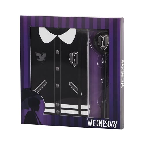 Karactermania Wednesday Varsity-Geschenkbox mit Tagebuch und Fashion Kugelschreiber, Schwarz Karactermania Wednesday Varsity-Geschenkbox mit Tagebuch und Fashion Kugelschreiber, Schwarz von KARACTERMANIA