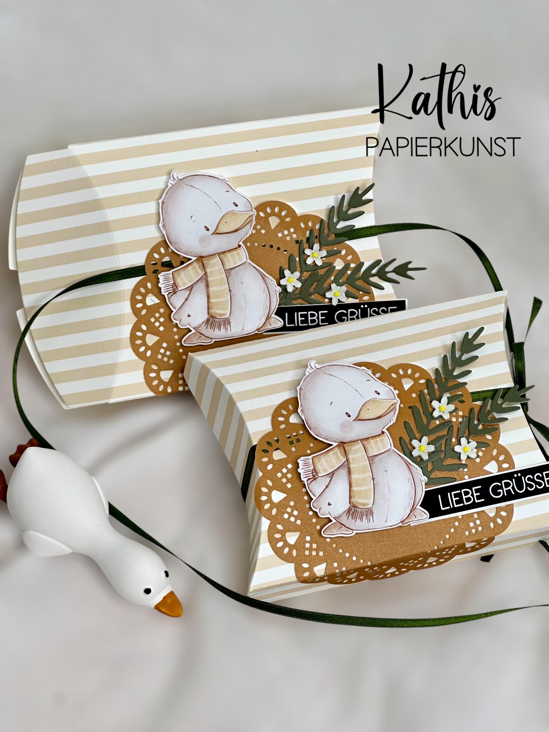 Handgefertigtes Geschenkset Mit Kissenbox Und Handgegossenem Entchen - Liebevoll Verpackt Mitbringsel Zum Valentinstag Kleinigkeit Handgefertigtes Geschenkset Mit Kissenbox Und Handgegossenem Entchen - Liebevoll Verpackt Mitbringsel Zum Valentinstag Kleinigkeit von KathisPapierkunst