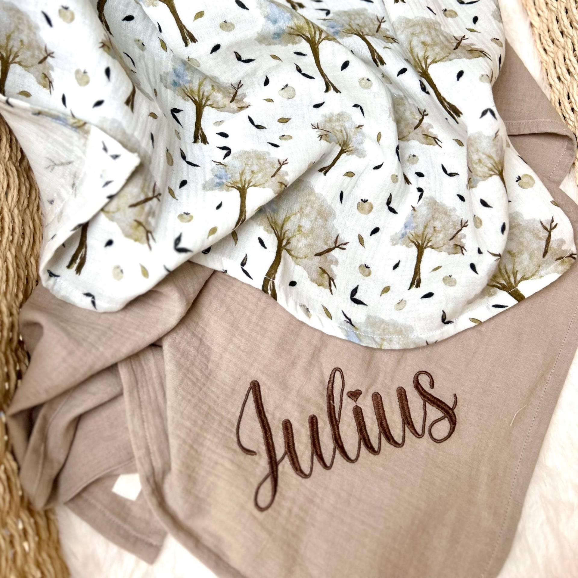 2Er Set Musselintuch Baby - Geschenkset Zur Geburt Spucktuch Personalisiert Mulltuch Bäume Blätter Herbst 2Er Set Musselintuch Baby - Geschenkset Zur Geburt Spucktuch Personalisiert Mulltuch Bäume Blätter Herbst von Kejki