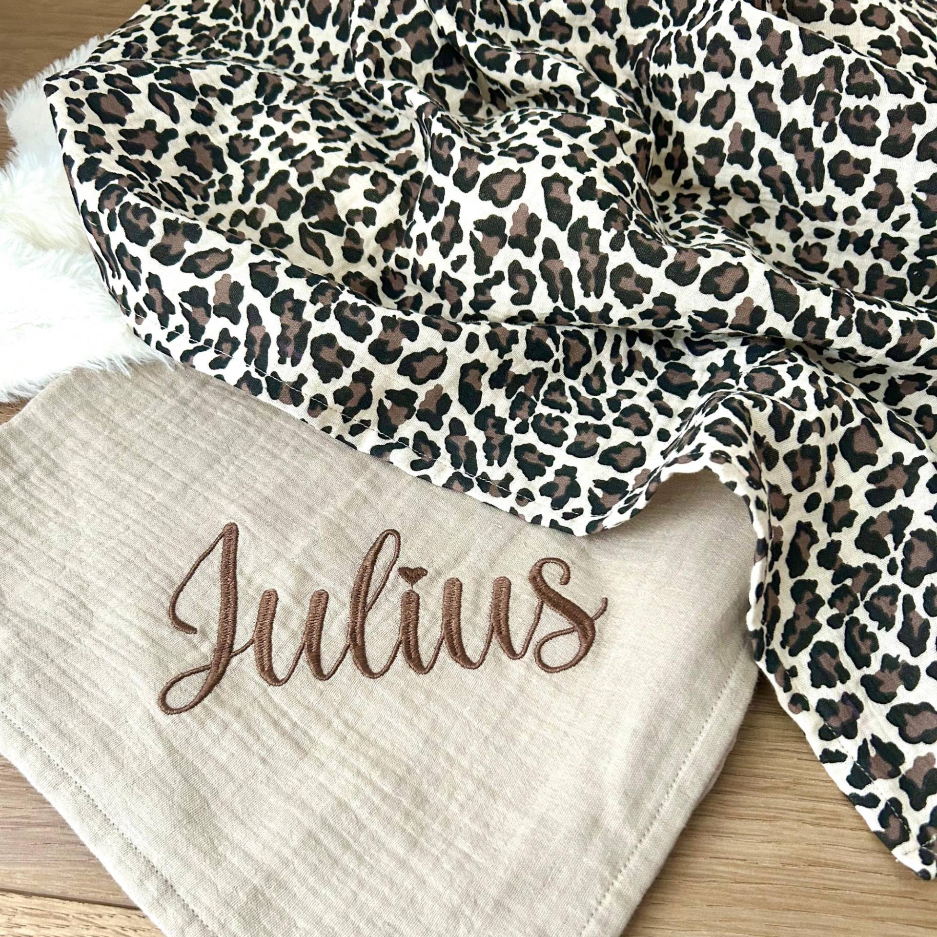 2Er Set Musselintuch Baby - Geschenkset Zur Geburt Spucktuch Personalisiert Mulltuch Leo Animal Print 2Er Set Musselintuch Baby - Geschenkset Zur Geburt Spucktuch Personalisiert Mulltuch Leo Animal Print von Kejki