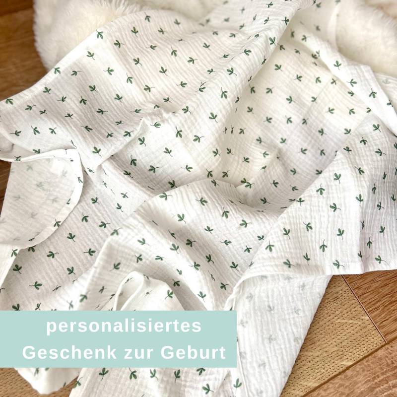 Musselintuch Baby - Geschenk Zur Geburt Spucktuch Personalisiert Mulltuch Blätter Kleeblatt Grün von Kejki
