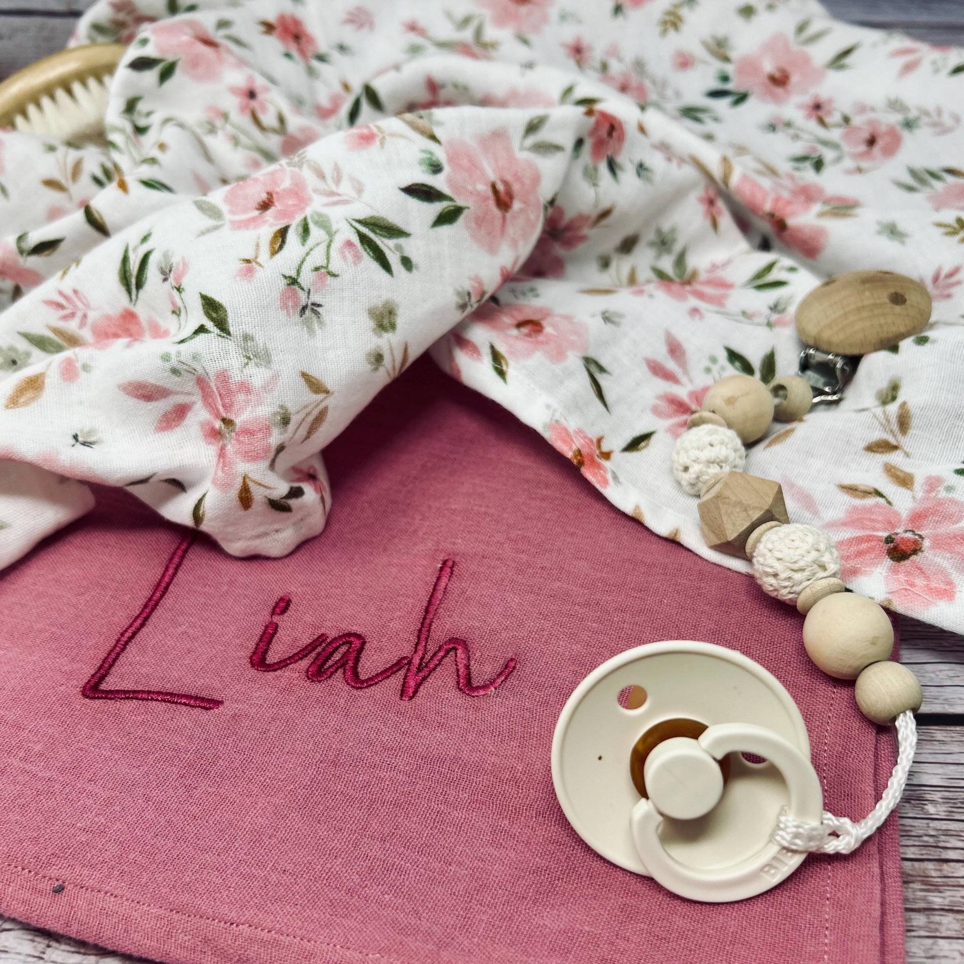 Musselintuch Baby - Geschenkset Zur Geburt Musselin Babydecke Personalisiert Mulltuch Blumen Rosen Romantisch Dornröschen Musselintuch Baby - Geschenkset Zur Geburt Musselin Babydecke Personalisiert Mulltuch Blumen Rosen Romantisch Dornröschen von Kejki