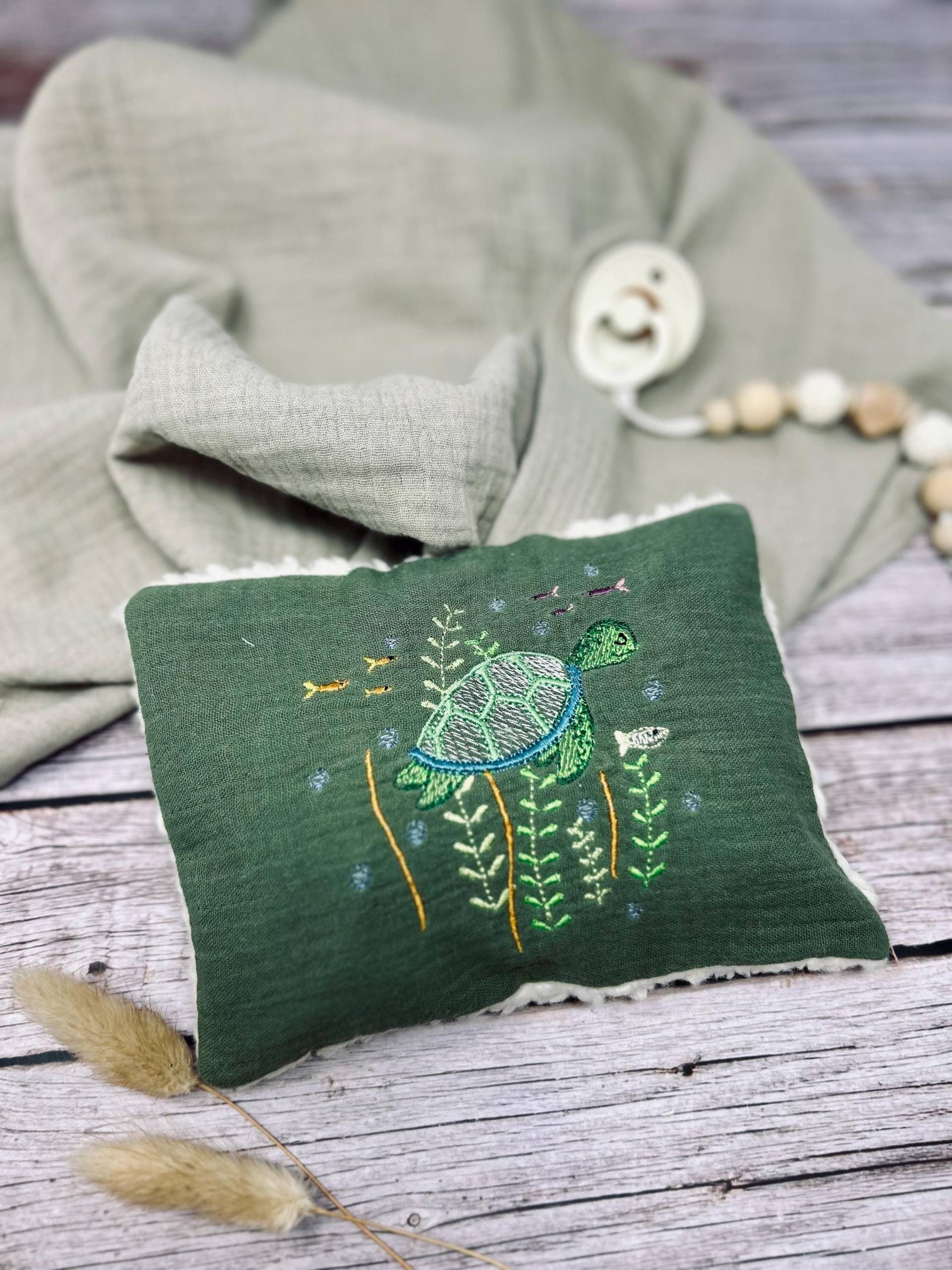 Wärmekissen Baby Mit Schildkröte Bestickt- Körnerkissen - Geschenk Zur Geburt Traubenkernkissen Meerestiere Unterwasserwelt Wärmekissen Baby Mit Schildkröte Bestickt- Körnerkissen - Geschenk Zur Geburt Traubenkernkissen Meerestiere Unterwasserwelt von Kejki