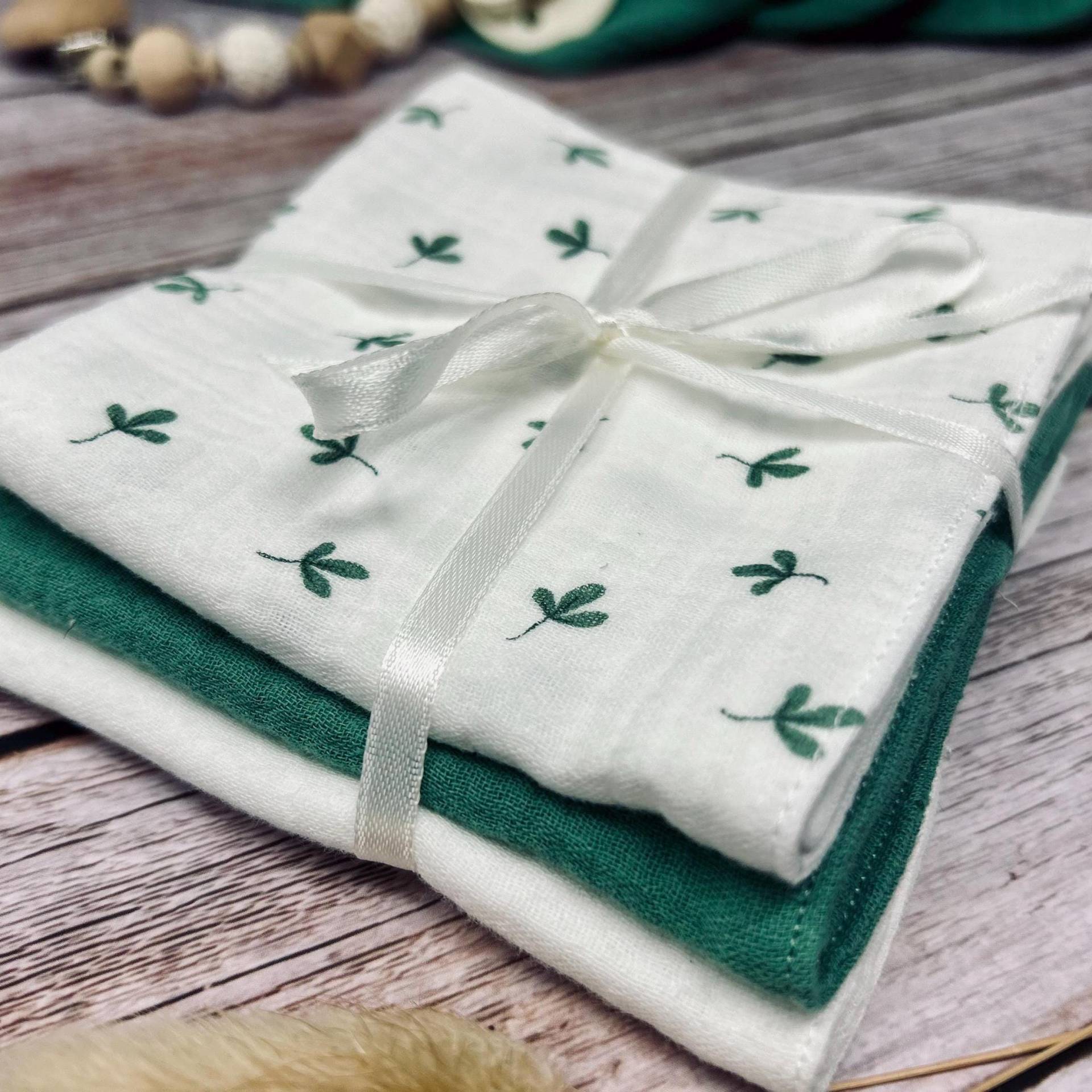 Waschlappen Musselintuch Baby - Geschenk Zur Geburt Lätzchen Musselin- Mulltuch Blätter Grün Waschlappen Musselintuch Baby - Geschenk Zur Geburt Lätzchen Musselin- Mulltuch Blätter Grün von Kejki
