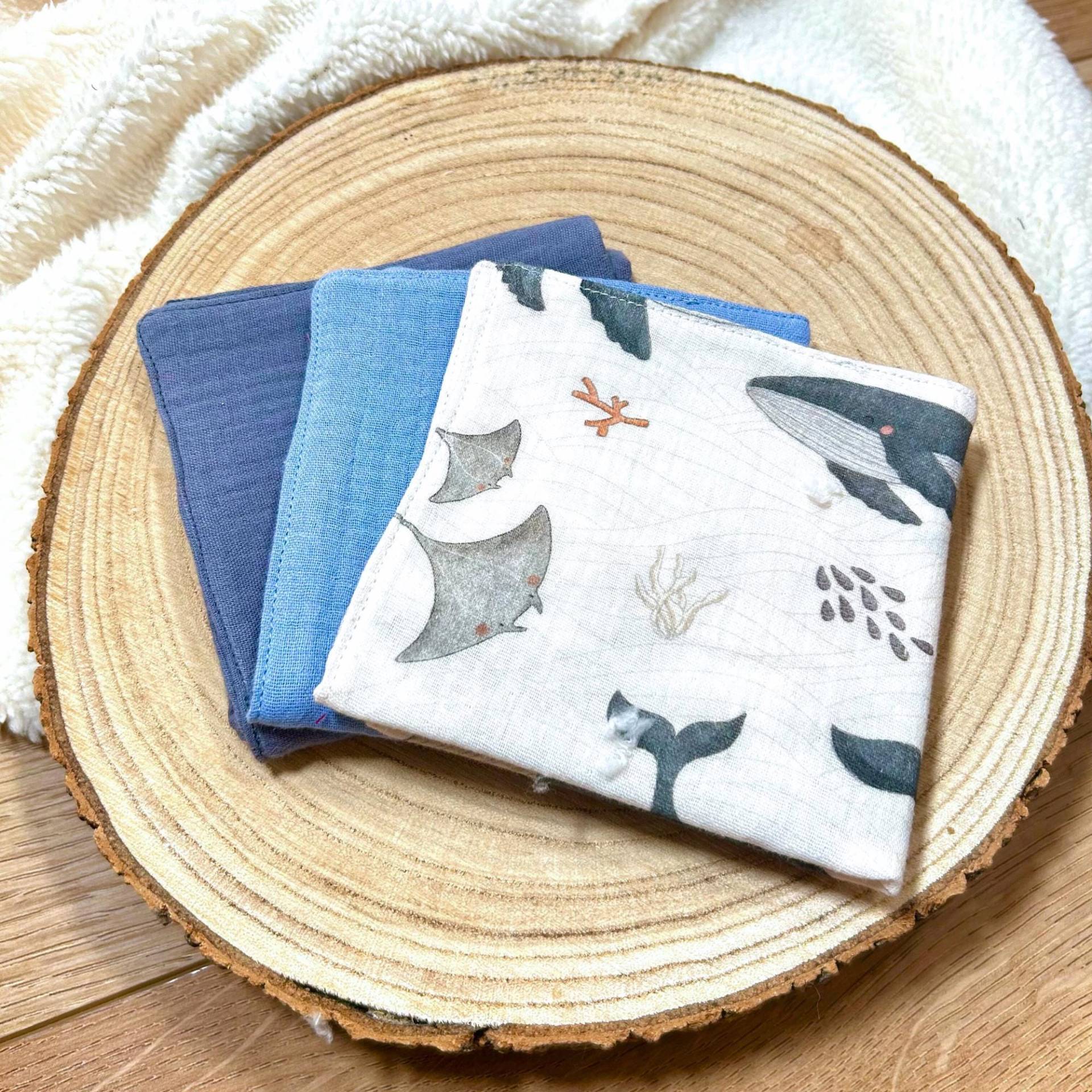 Waschlappen Musselintuch Baby - Geschenk Zur Geburt Lätzchen Musselin- Mulltuch Wale Meerestiere- Unterwasserwelt Ozean Waschlappen Musselintuch Baby - Geschenk Zur Geburt Lätzchen Musselin- Mulltuch Wale Meerestiere- Unterwasserwelt Ozean von Kejki
