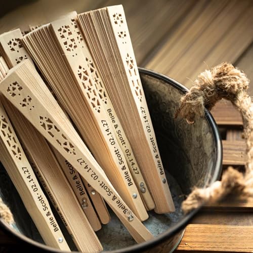 Elegant gravierte Sandelholz-Fächer für Großbestellung, personalisierte Hochzeitsfächer, individuelle Hochzeitsgeschenke, Fächer für Gäste, Hochzeitsfächer (100 Stück, Holzfächer) von Keruidian