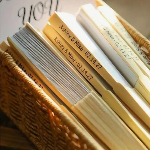 Elegant gravierte Sandelholz-Fächer für Großbestellung, personalisierte Hochzeitsfächer, individuelle Hochzeitsgeschenke, Fächer für Gäste, große Hochzeitsfächer (50 Stück, Stofffächer) von Keruidian