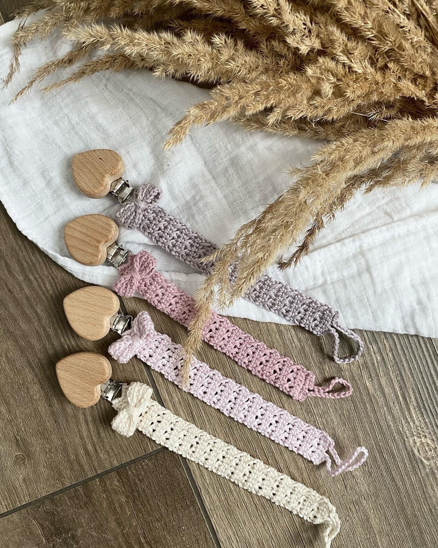 Schnullerkette Personalisiert Mit Namen, Gehäkelt, Schleife Schnullerkette Personalisiert Mit Namen, Gehäkelt, Schleife von KiLiLuNi