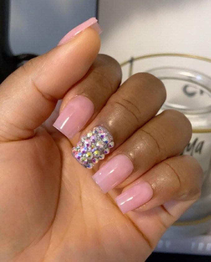 Neutrales Pink + Edelsteine Druck Auf Nägel | Bling Neutrale Kurze Nägel, Kurze Eckige Nagelpresse von KiNailedIt